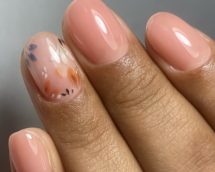 Manicura rusa 1 color mas 1 diseño mano alzada