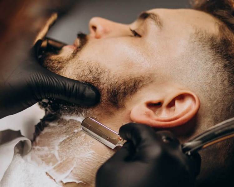 AFEITADO TRADICIONAL CON NAVAJA ESTILO ITALIANO