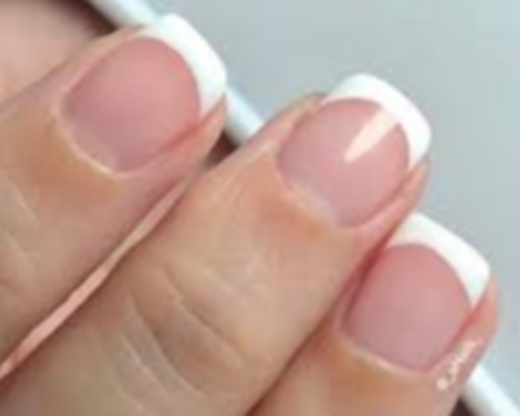 Gel semipermanente con punta blanca (frances)