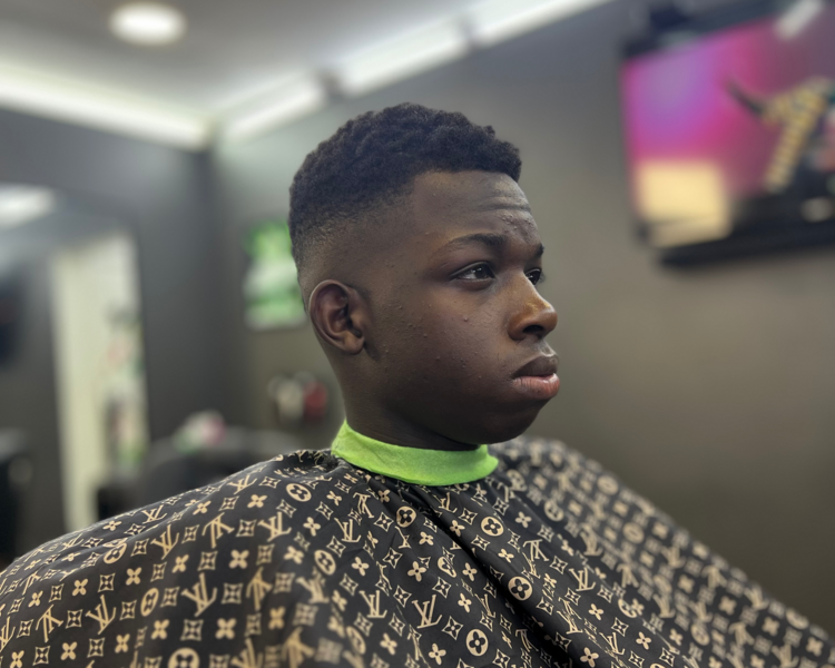 Corte de cabello adolescente y aplicación de cera, laca o polvo de textura(Ali)