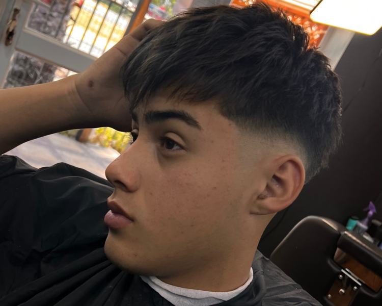 Corte de cabello adolescente y aplicación de cera, laca o polvo de textura(Ali)