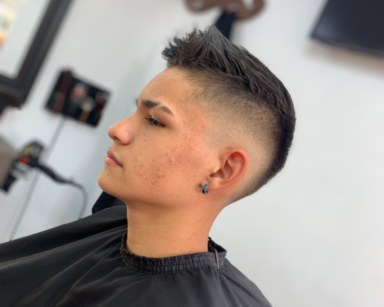 Corte de cabello adolescente y aplicación de cera, laca o polvo de textura(Ali)