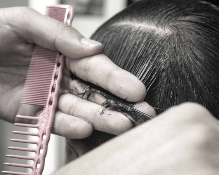 Corte de cabello con tijera + exfoliación facial 