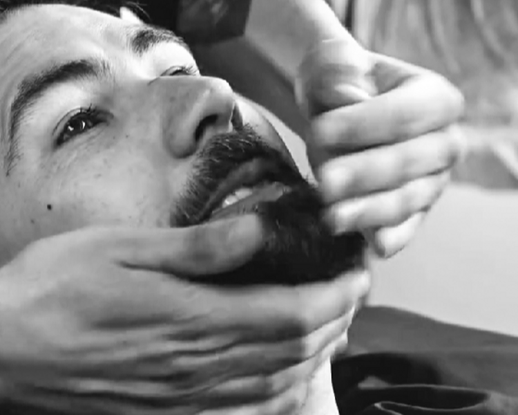 Barba con toallas calientes + exfoliación facial 