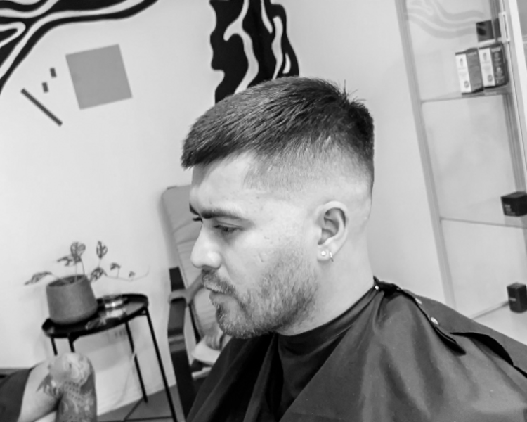 Corte de cabello + barba con toallas calientes + exfoliación facial 