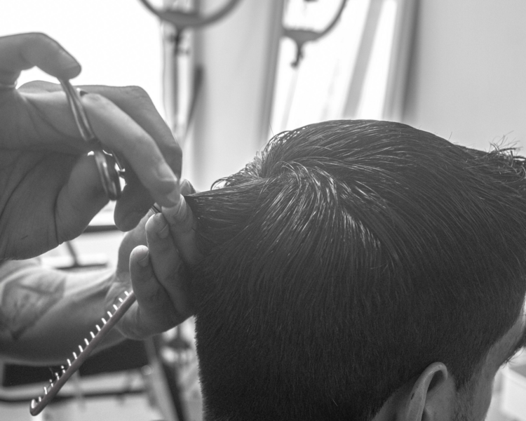 Corte de cabello con tijera + barba con toallas calientes  + exfoliación facial