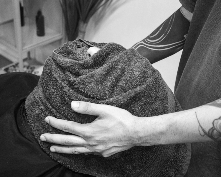 Corte de cabello con tijera + barba con toallas calientes  + exfoliación facial