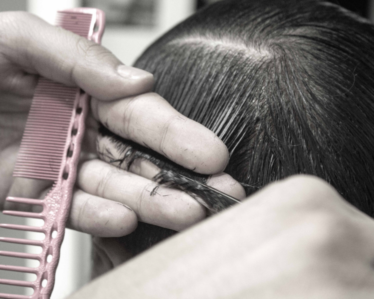 Corte de cabello con tijera + barba con toallas calientes  + exfoliación facial