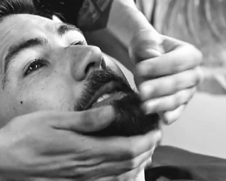 Corte de cabello con tijera + barba simple + exfoliación facial