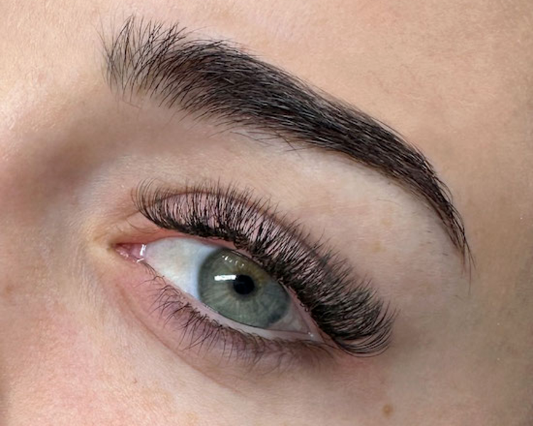 Extensiones de pestañas efecto hawaiano 