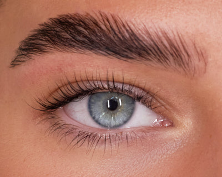 Lifting de pestañas con color y laminado con perfilado de cejas 