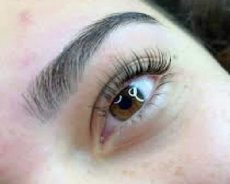 Lifting de pestañas + perfilado de cejas 