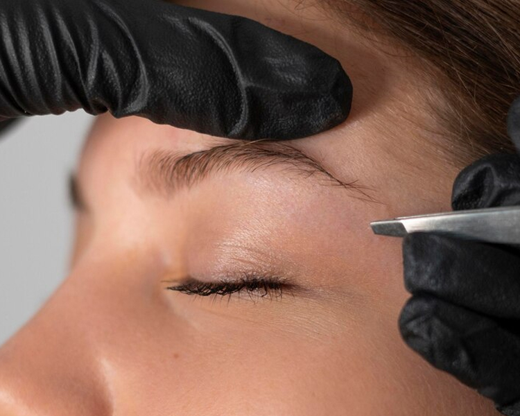 Higiene Profunda rostro, cuello y escote + Perfilado de Cejas