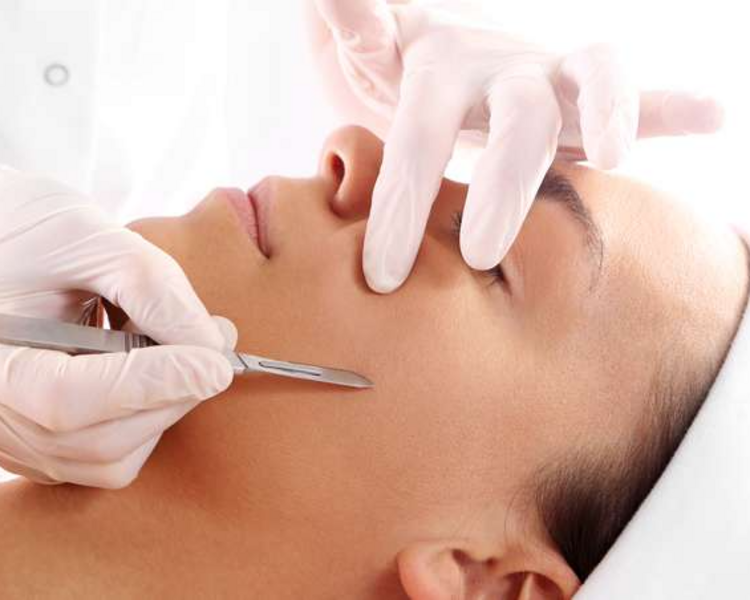 Dermaplaning + Peeling Cosmetológico rostro, cuello y escote