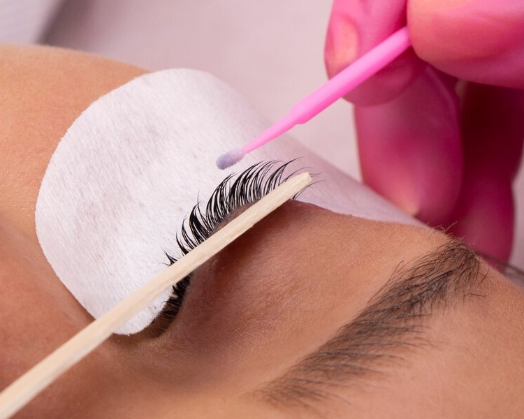 Lifting o Permanente de Pestañas + Perfilado de Cejas (con pinza)