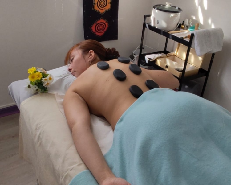 MASAJE OPALO (Masaje de Relajación con Piedras Calientes + reflexología + masaje Craneal + Coctelería).