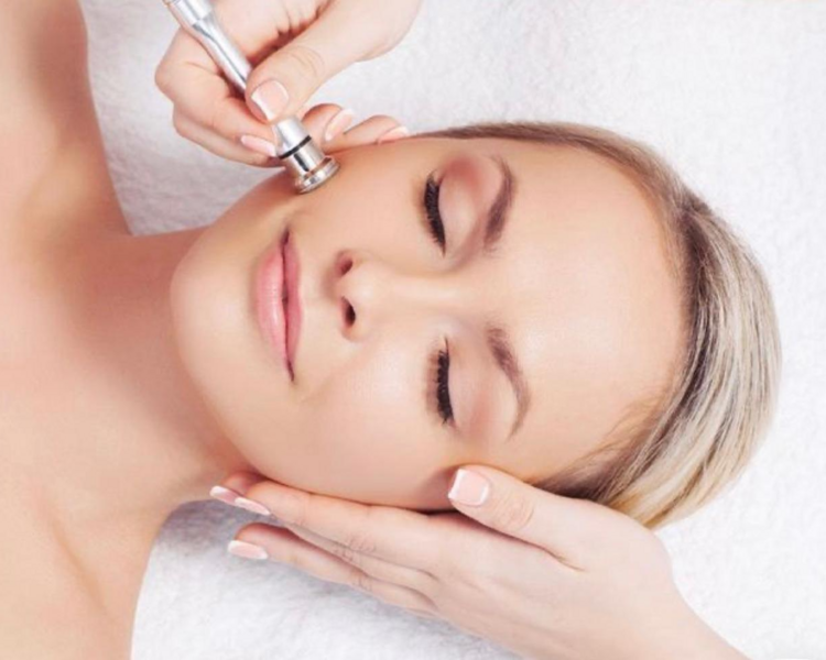 Higiene profunda facial o de cuello/escote, mas peeeling quimico y mecanico (punta de diamante)