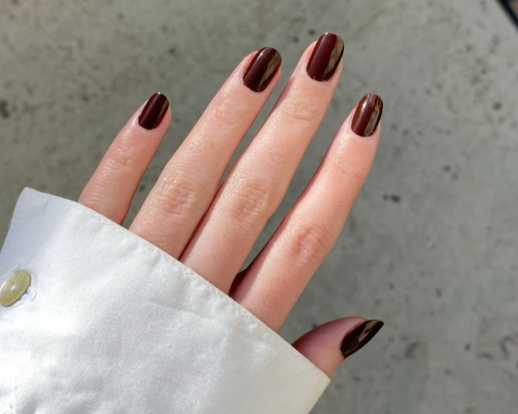 Esmaltado tradicional en manos