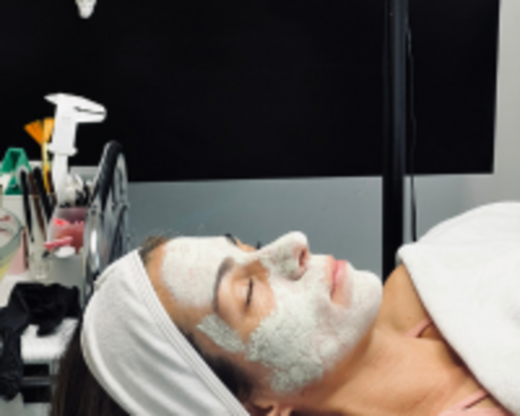 Consulta Profesional + Higiene Facial Básica