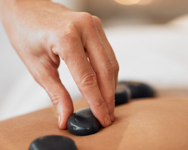 Masaje relajación con piedras calientes