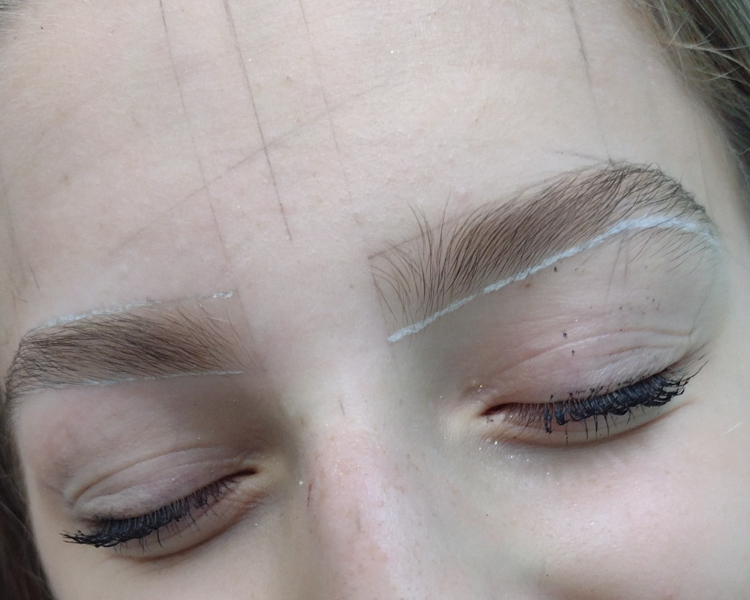 Diseño y perfilado de cejas (con cera)