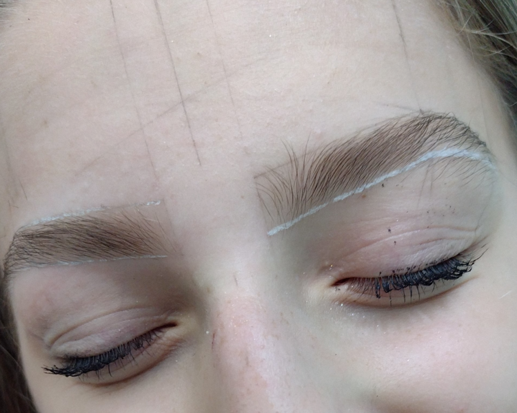Diseño y perfilado de cejas (con cera)