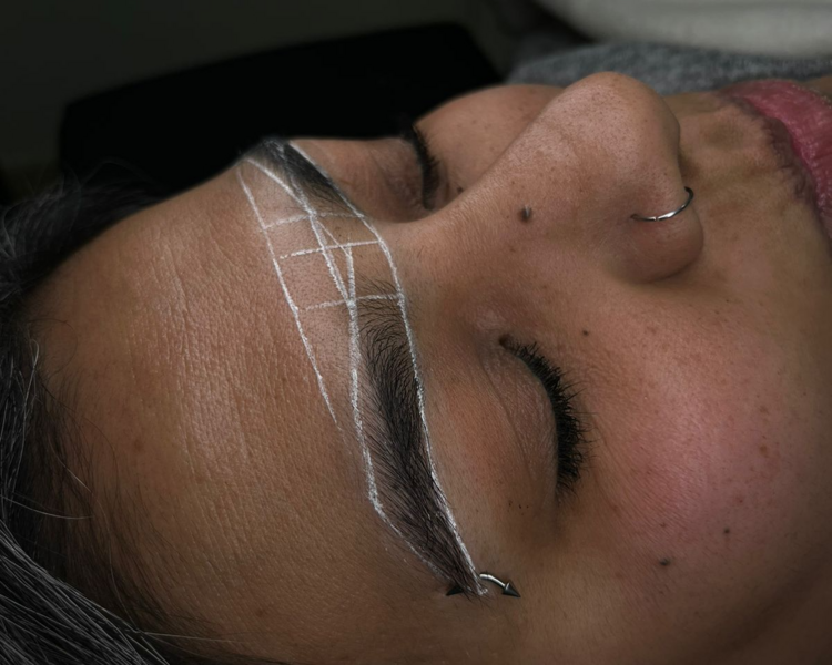 Diseño y perfilado de cejas 