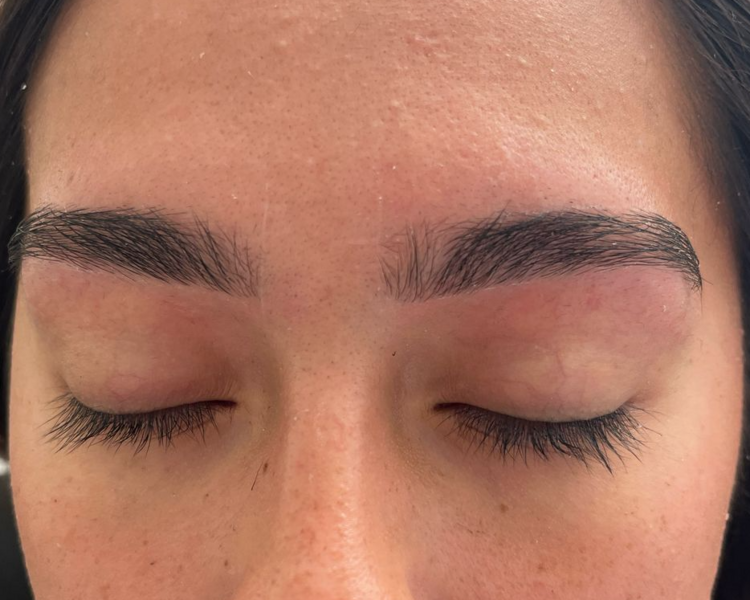 Perfilado y Tinte de Cejas Semipermanente