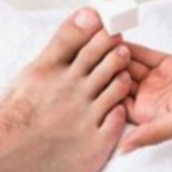 Pedicura con esmaltado 1 tono (caballeros)