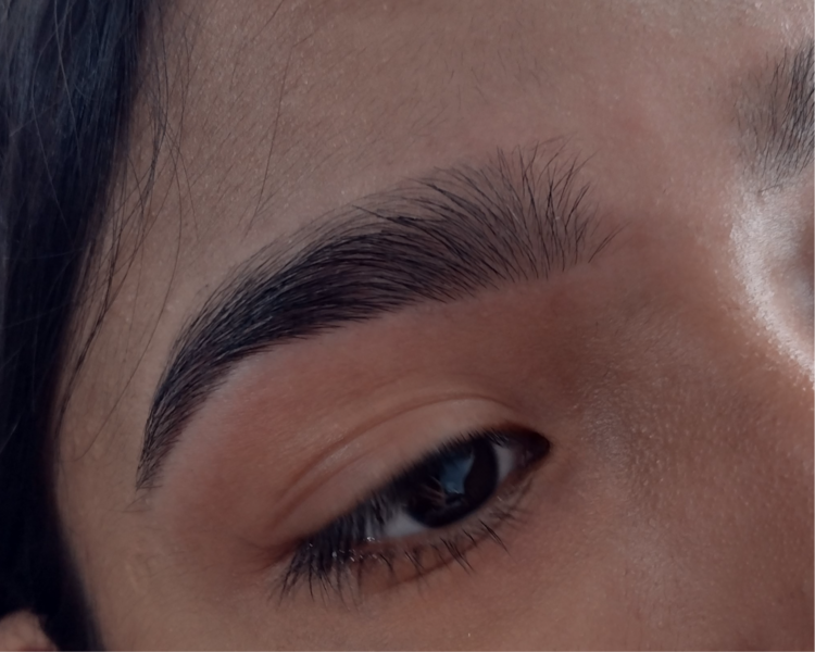 Diseño y perfilado de cejas (con hilo)