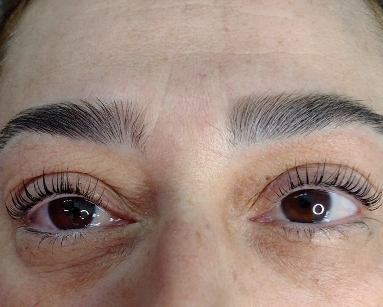 Lifting de pestañas + perfilado de cejas 