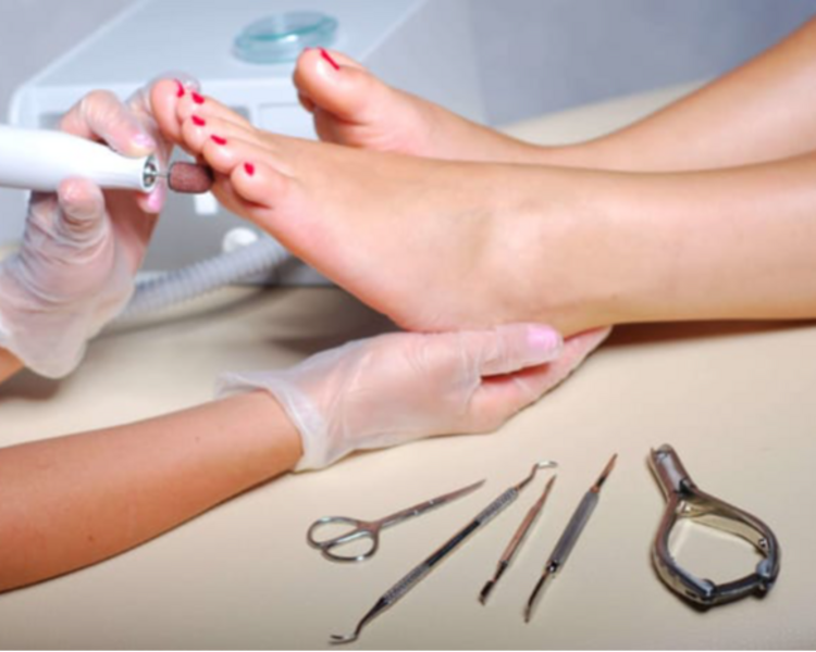 Pedicura con semipermanente 