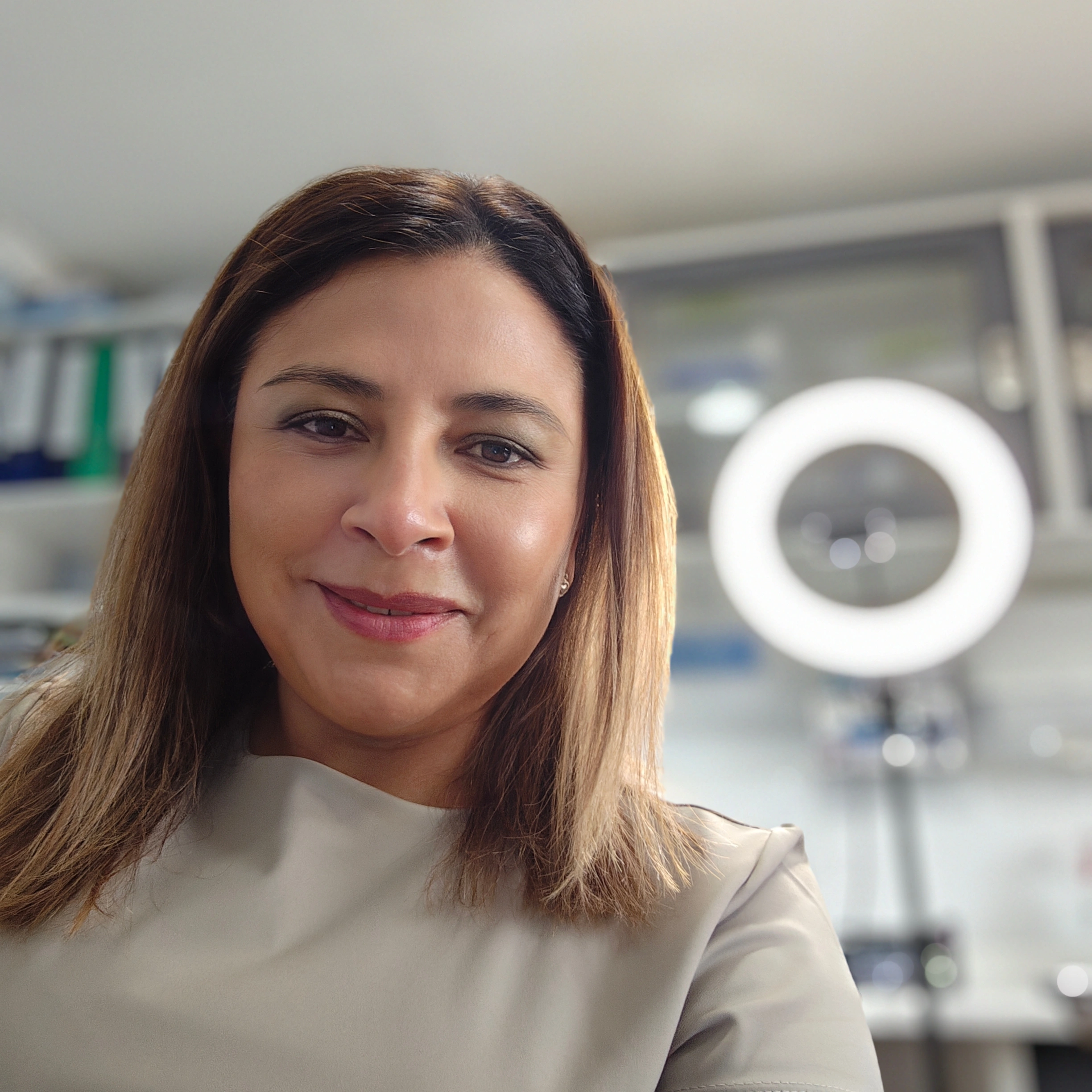 Gabriela Mella (Medicina Anti-Age)