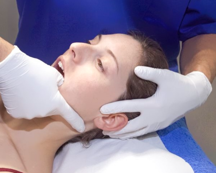 Sesión de rehabilitación de articulación temporomandibular (ATM)