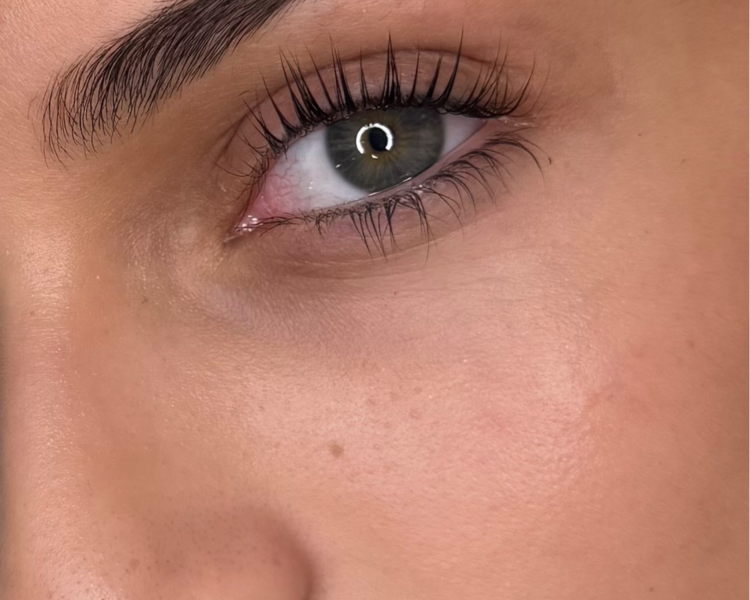 Diseño y perfilado de cejas 