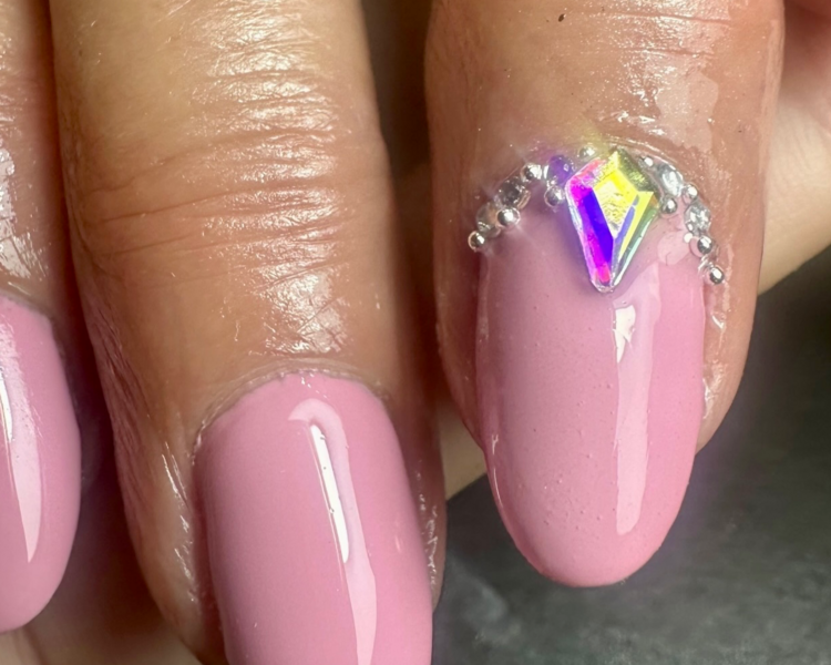 Decoración en uñas (glitter, strass, perlas, caviar, encapsulados, apliques)