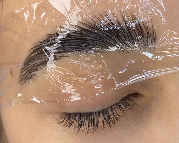 Diseño y perfilado de cejas con shock nutritivo