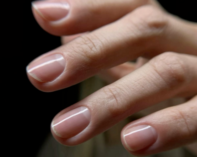 Estética de manos con fortalecedor sin esmaltado (incluye retiro de Cosmic en caso de tener)