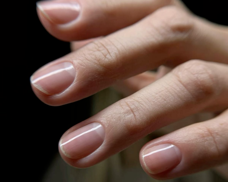 Estética de manos con fortalecedor sin esmaltado (incluye retiro de Cosmic en caso de tener)
