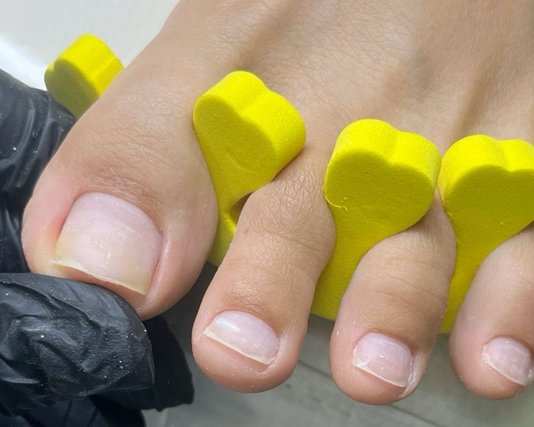 Estetica de pies con fortalecedor sin esmaltado (incluye retiro de Cosmic)