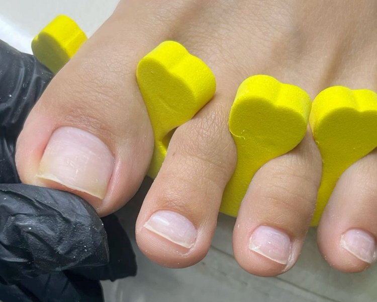 Estetica de pies con fortalecedor (sin esmaltado) + Retiro otro lugar