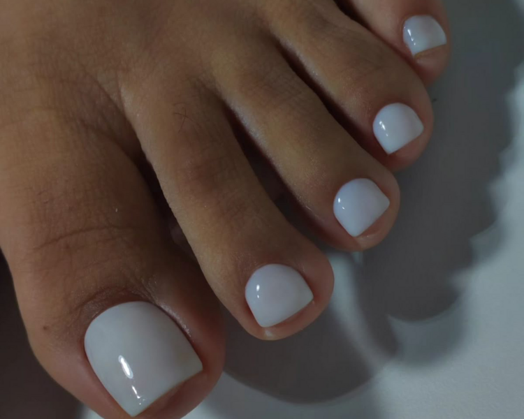 Estética de pies con esmaltado semipermanente liso (incluye retiro de Cosmic) 