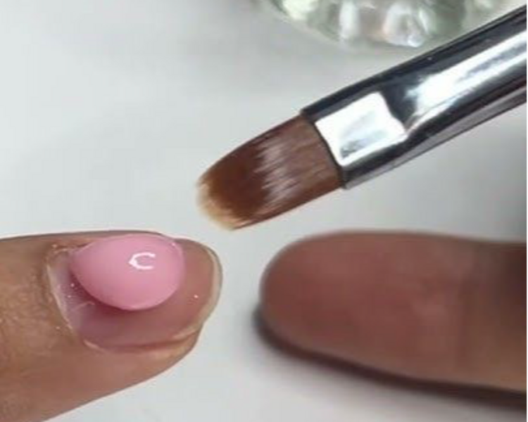 Capping reforzado con Polygel y esmaltado semipermanente liso (incluye retiro de Cosmic) 
