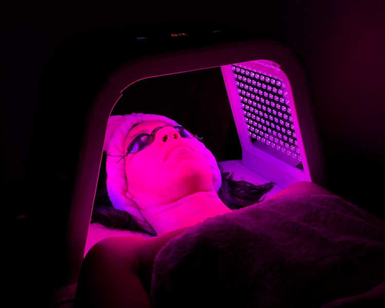 Limpieza facial con fototerapia