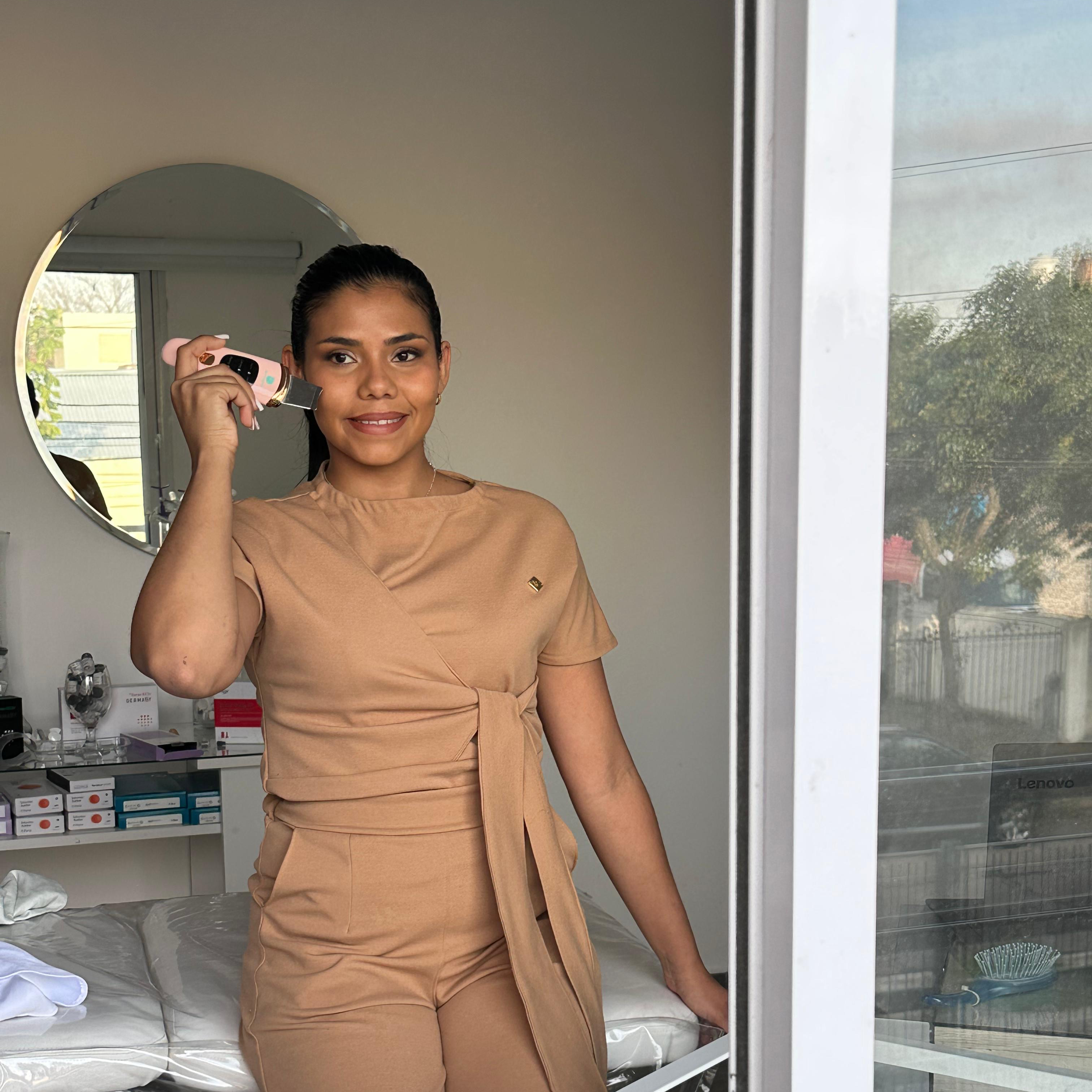  Cosmetologa /Artista en cejas y pestañas MILEXY MIJARES