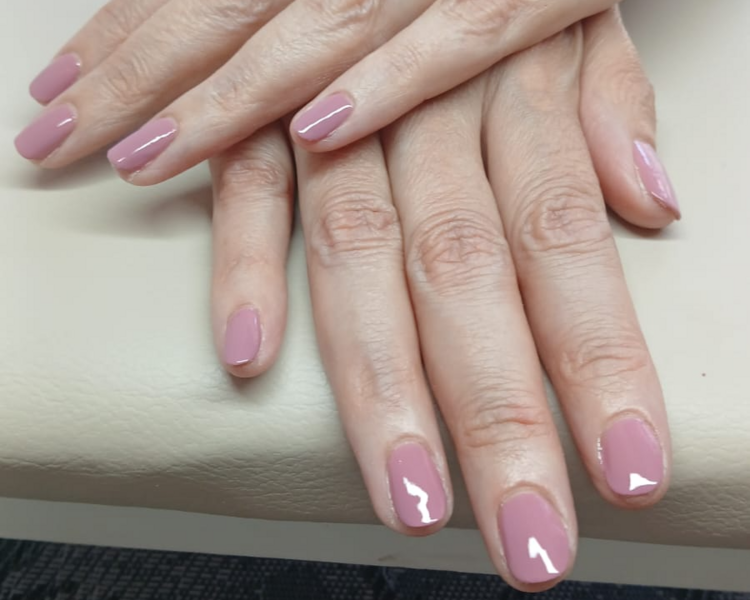 Manicuría clásica o rusa (esmalte común opcional)