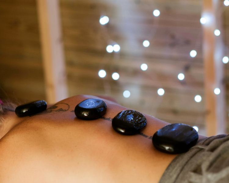 Masaje con Piedras Calientes – Energía que fluye, alma que descansa