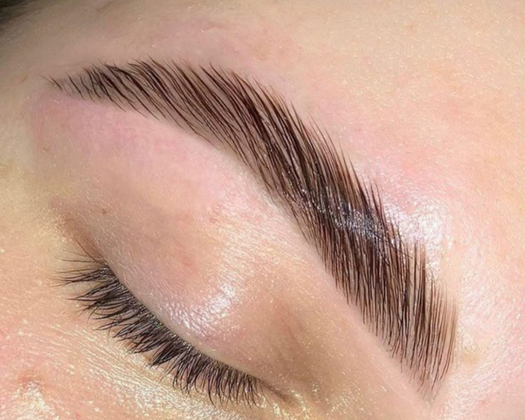 Laminado de cejas sin tinte.