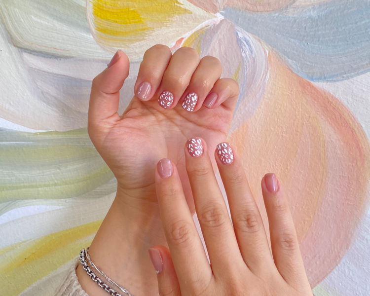 🌸 Manicuría semipermanente – Color, brillo y duración perfecta