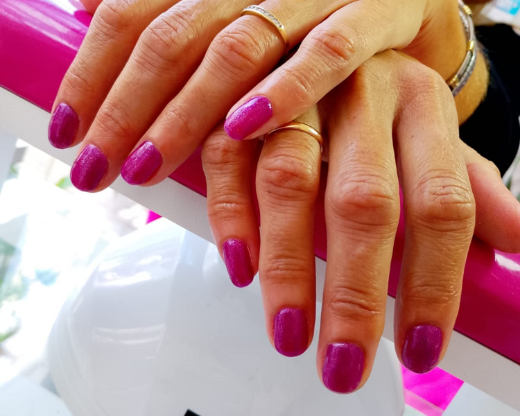 🌸 Manicuría semipermanente – Color, brillo y duración perfecta